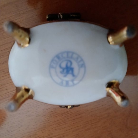 Vintage Porcelain Art Trinket Pill Box Hand Painted Small 2" Marked - Picture 5 of 11